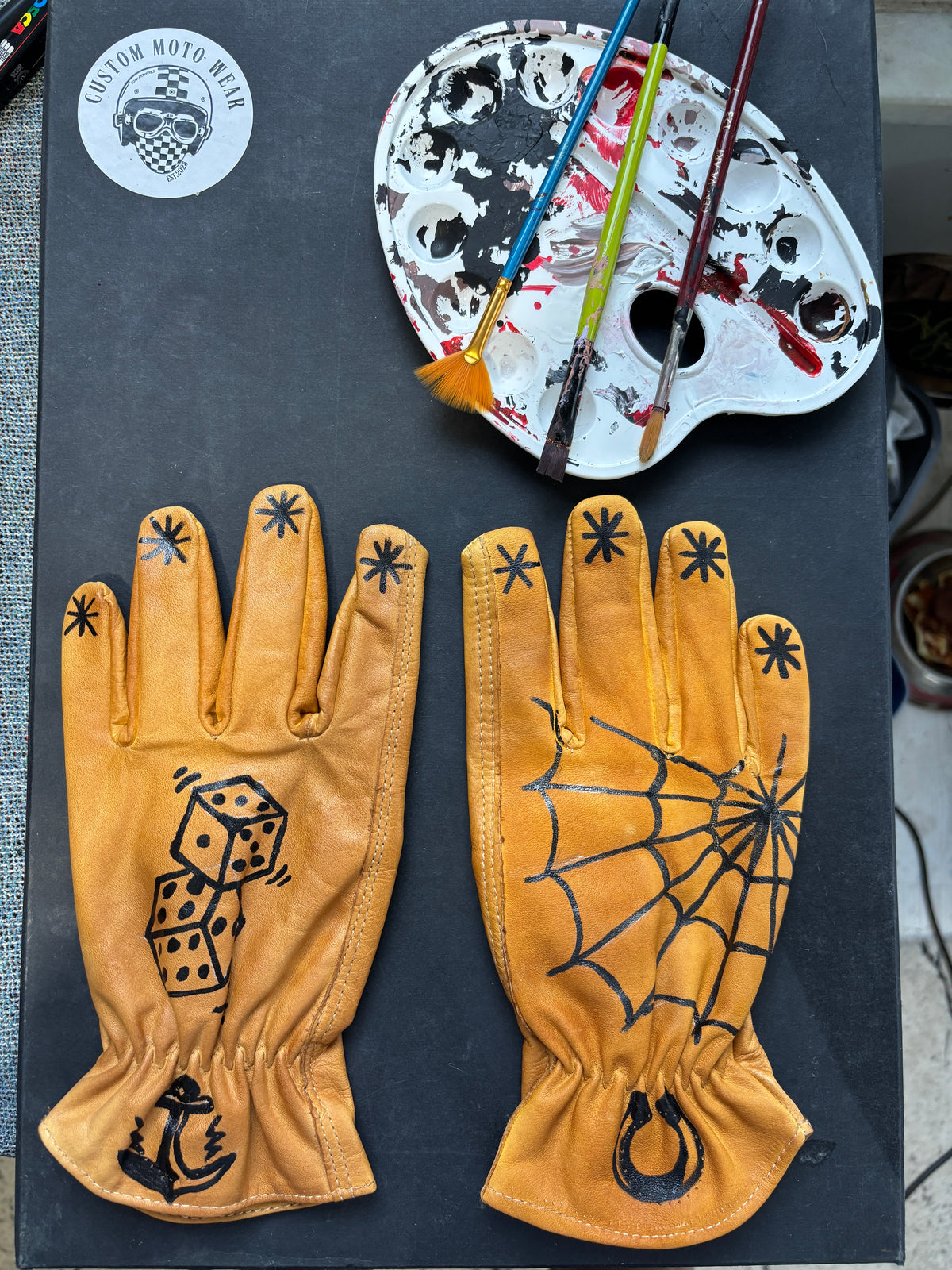 Erkek Sarı Vintage Deri Biker Eldiveni - Custom "Spider & Dice" Design